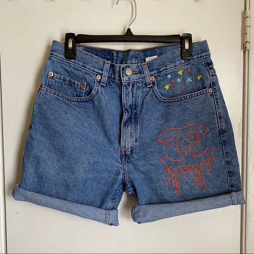 🌼EMBROIDERED LEVI’S SHORTS🌼